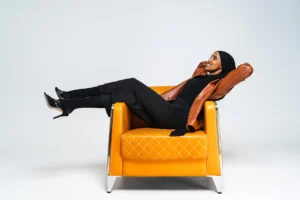 O design industrial é muito mais que estética — é um ativo estratégico que pode diferenciar sua empresa no mercado, aumentar a competitividade e gerar receitas adicionais através de licenciamento. Seja você um pequeno empreendedor criando produtos inovadores ou uma empresa estabelecida buscando proteger seu portfólio de designs, o registro junto ao INPI oferece direitos exclusivos que garantem o retorno sobre o investimento criativo. O caminho para proteger seus designs começa com o entendimento de seus direitos e as oportunidades que a propriedade intelectual oferece. Com as ferramentas certas e orientação apropriada, sua criatividade fará toda a diferença.